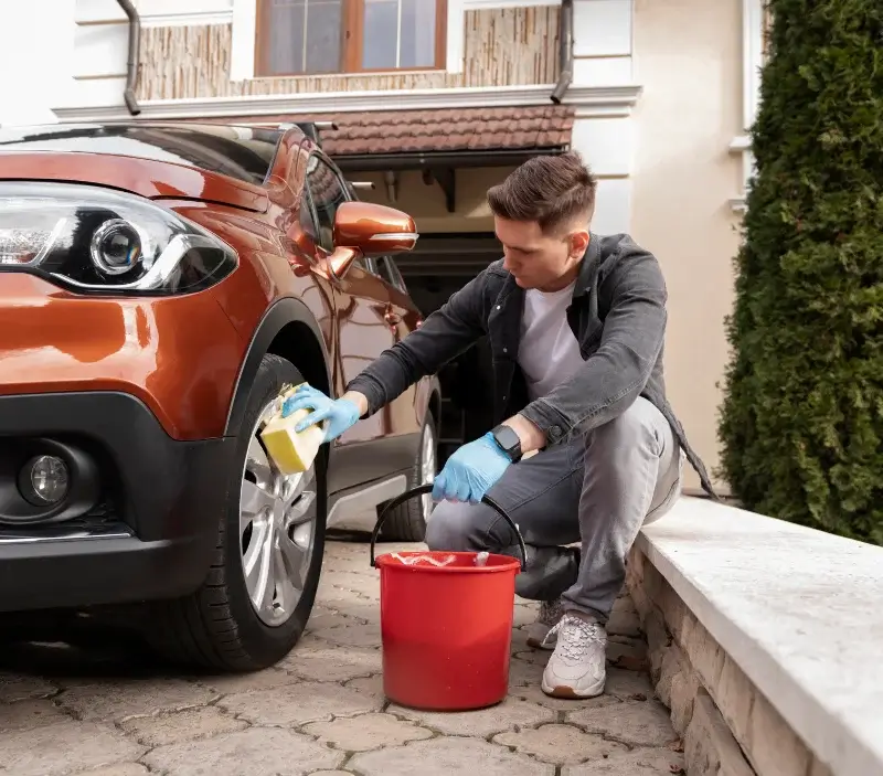 Lavage auto à domicile Sarlande : professionnel intervenant sur un véhicule